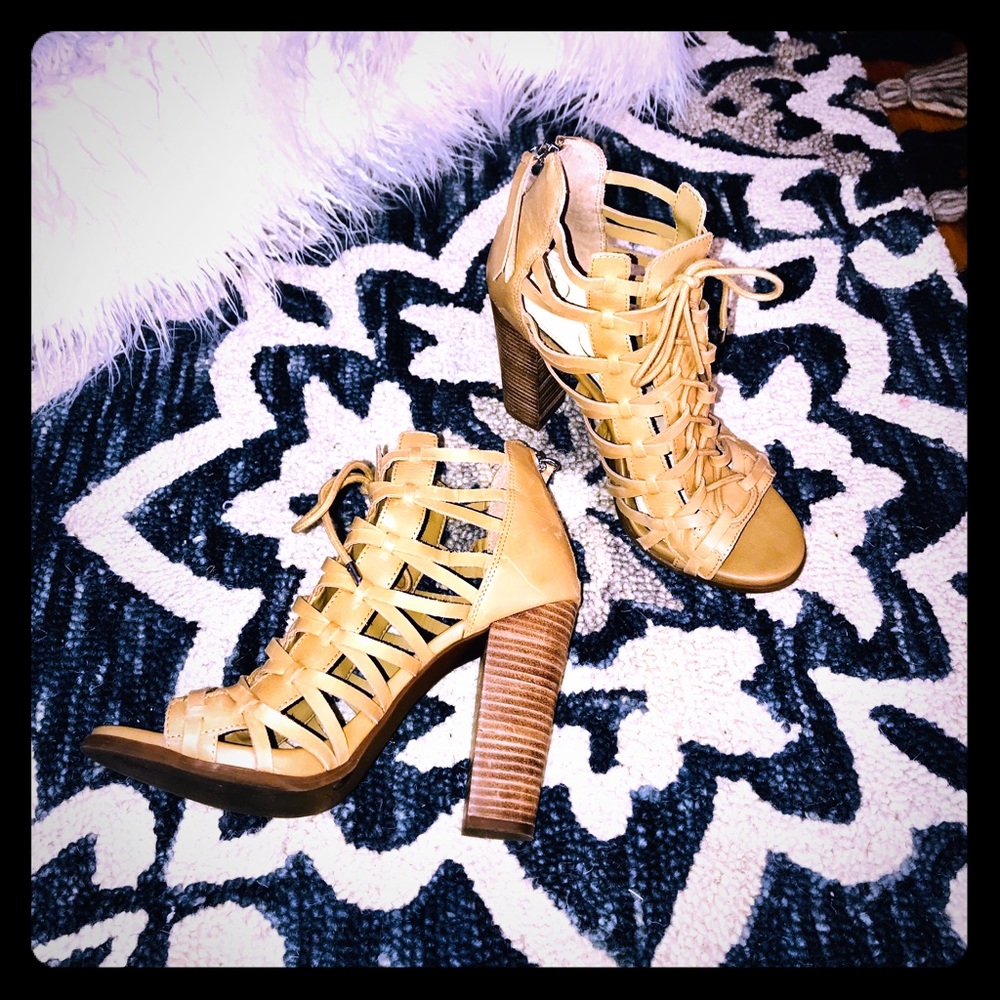 Cream leather chunky 5” heel.